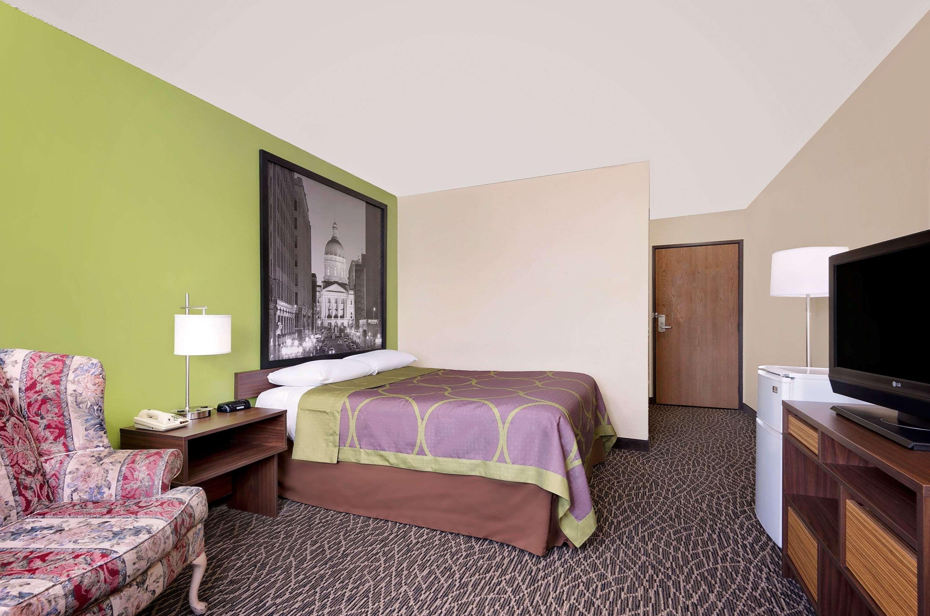 Super 8 By Wyndham Muncie/ball St. College Area Hotel 2*