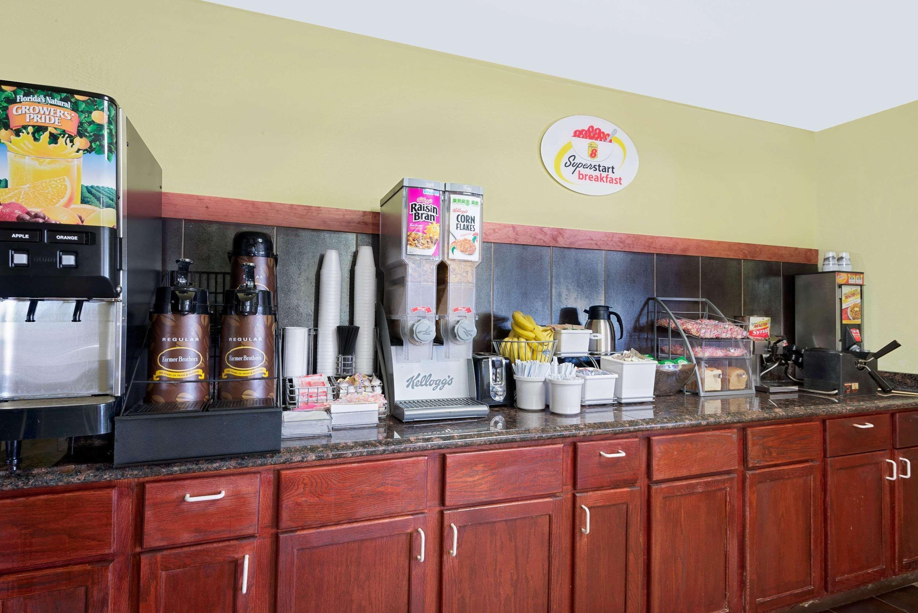 Super 8 By Wyndham Muncie/ball St. College Area Hotel