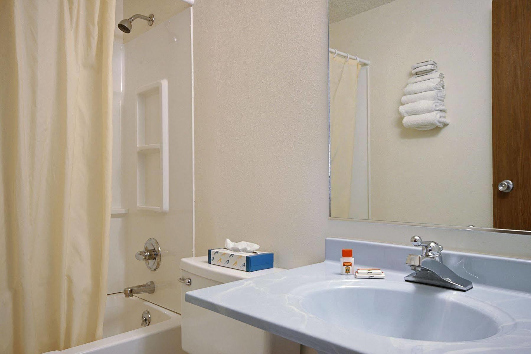 Hotel Super 8 By Wyndham Muncie/ball St. College Area